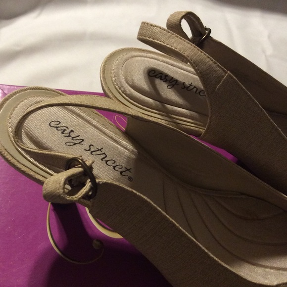 Easy Street Heels NEW - Picture 7 of 8